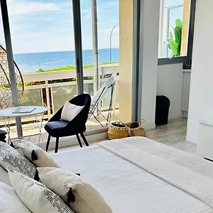 https://charmant-studio-avec-terrasse-vue-mer-a-50-m.fr-provencehotel.com